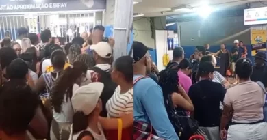 Ferry-boat opera com saída de duas em duas horas, tem falha no sistema de pagamento e causa confusão e filas durante feriadão
