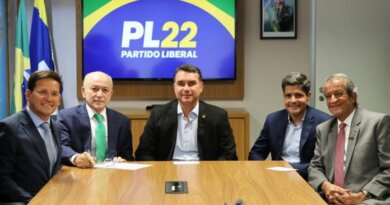 Derrotado no primeiro turno, ACM Neto deixa discurso de neutralidade e apoia Flávio Bolsonaro