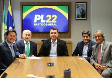 Derrotado no primeiro turno, ACM Neto deixa discurso de neutralidade e apoia Flávio Bolsonaro