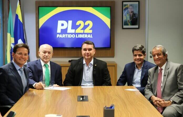 Derrotado no primeiro turno, ACM Neto deixa discurso de neutralidade e apoia Flávio Bolsonaro