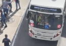 Militantes sindicais colocam adesivos do PT em ônibus do transporte metropolitano que circulam no Terminal Aeroporto 