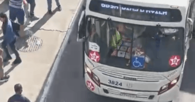 Militantes sindicais colocam adesivos do PT em ônibus do transporte metropolitano que circulam no Terminal Aeroporto  1