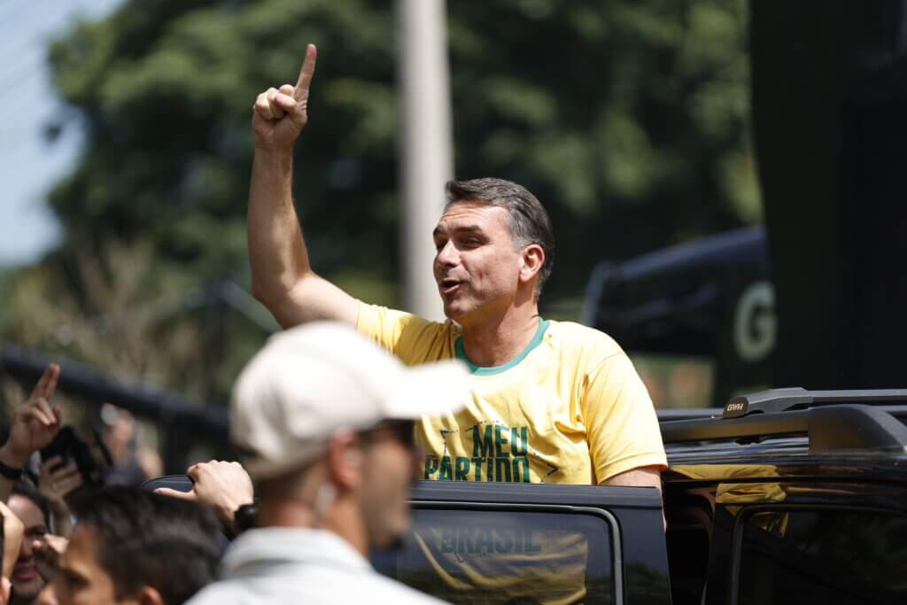 Flávio Bolsonaro encerra campanha no interior de SP e afirma acreditar em vitória no primeiro turno