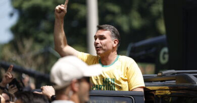 Flávio Bolsonaro encerra campanha no interior de SP e afirma acreditar em vitória no primeiro turno