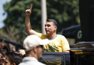 Flávio Bolsonaro encerra campanha no interior de SP e afirma acreditar em vitória no primeiro turno