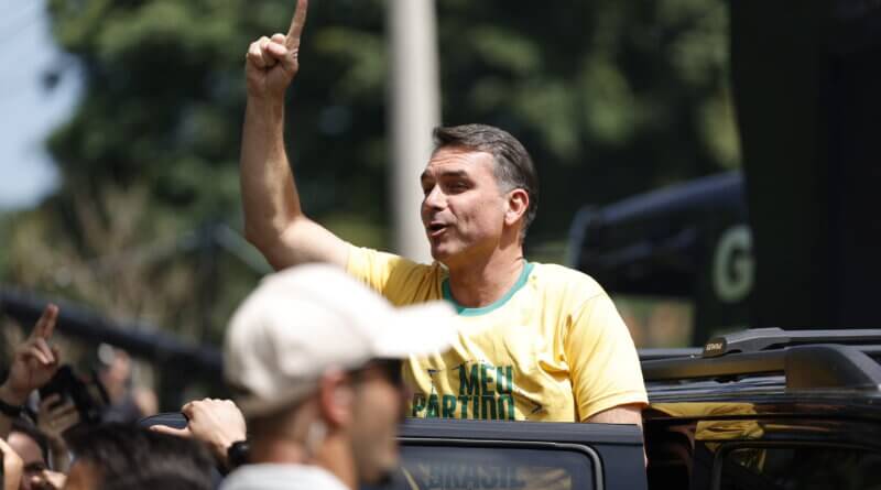 Flávio Bolsonaro encerra campanha no interior de SP e afirma acreditar em vitória no primeiro turno