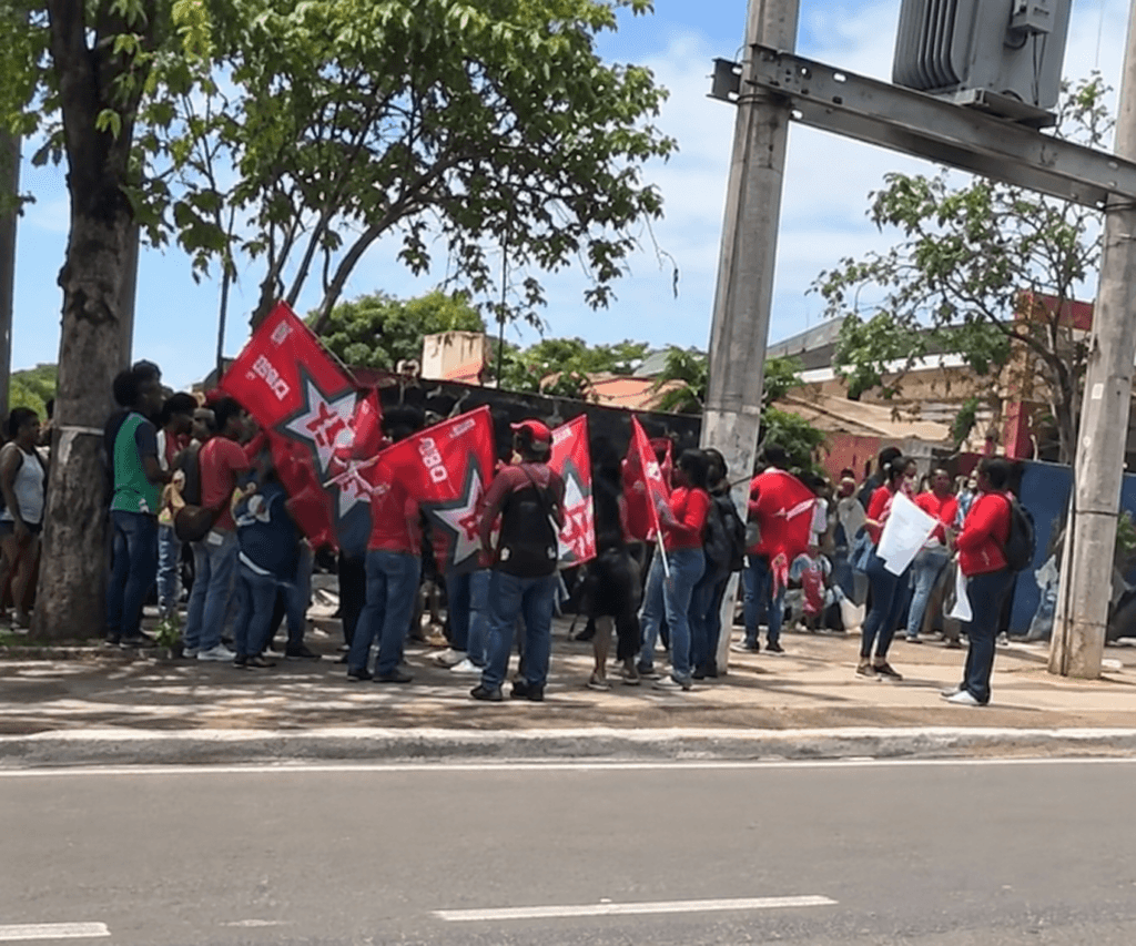 Militantes do PT fazem ato pró-Lula em frente ao Colégio Estadual Vila de Abrantes e geram questionamentos 1