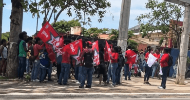 Militantes do PT fazem ato pró-Lula em frente ao Colégio Estadual Vila de Abrantes e geram questionamentos 2