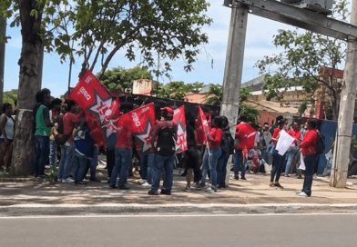 Militantes do PT fazem ato pró-Lula em frente ao Colégio Estadual Vila de Abrantes e geram questionamentos