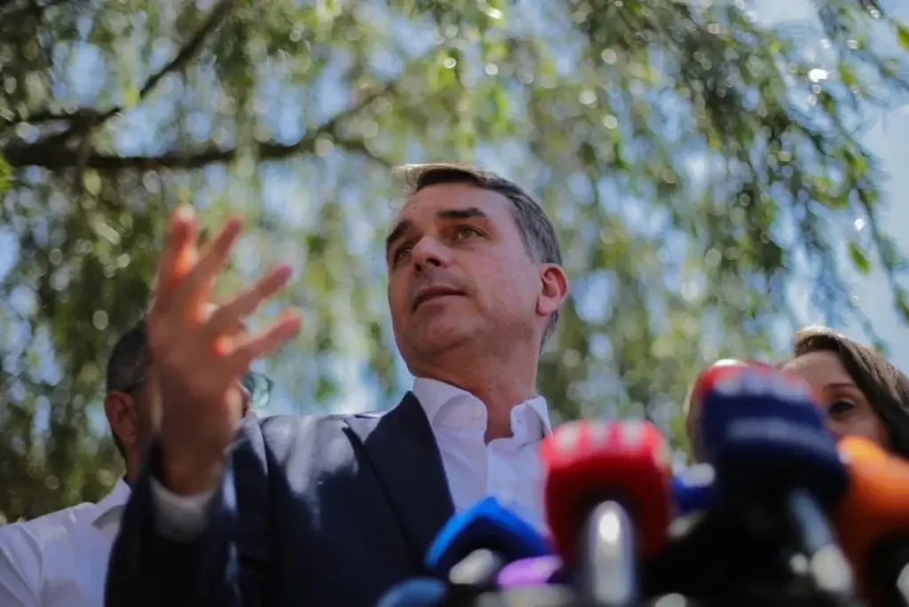TSE investiga falta de áudio em propaganda eleitoral de Flávio Bolsonaro; órgão governado por Lula fez a distribuição 1