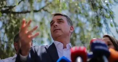 TSE investiga falta de áudio em propaganda eleitoral de Flávio Bolsonaro; órgão governado por Lula fez a distribuição 