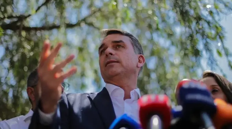 TSE investiga falta de áudio em propaganda eleitoral de Flávio Bolsonaro; órgão governado por Lula fez a distribuição 