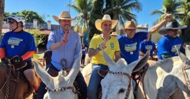 Flávio Bolsonaro grava campanha com Gusttavo Lima, Leonardo e Zezé Di Camargo na reta final da eleição