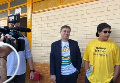 Sob aplausos, ministro André Mendonça vota no Distrito Federal
