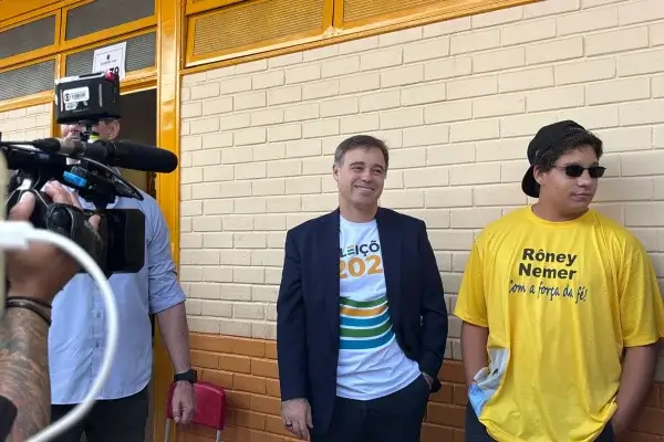 Sob aplausos, ministro André Mendonça vota no Distrito Federal