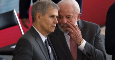 Flávio Bolsonaro pede cassação de Lula por gastos de R$ 785 milhões em publicidade e inclui baiano Sidônio Palmeira em ação no TSE