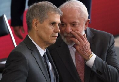 Flávio Bolsonaro pede cassação de Lula por gastos de R$ 785 milhões em publicidade e inclui baiano Sidônio Palmeira em ação no TSE