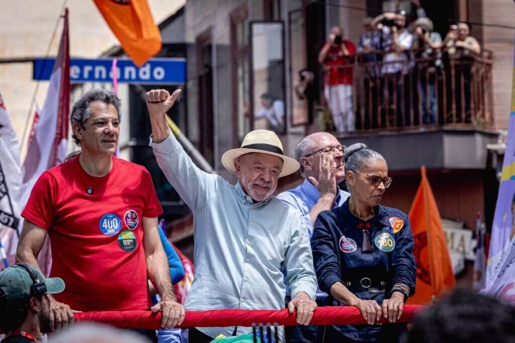 Lula encerra campanha ao lado de aliados em São Paulo