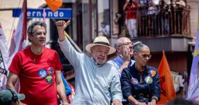 Lula encerra campanha ao lado de aliados em São Paulo