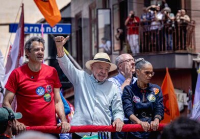 Lula encerra campanha ao lado de aliados em São Paulo