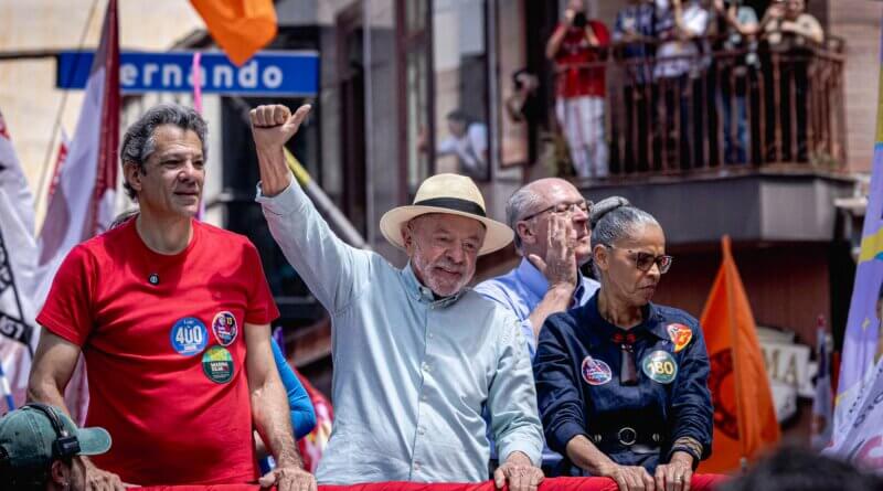 Lula encerra campanha ao lado de aliados em São Paulo