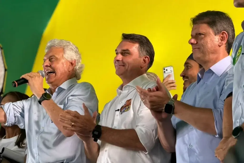 Caiado oficializa apoio a Flávio Bolsonaro no segundo turno em evento em Goiânia