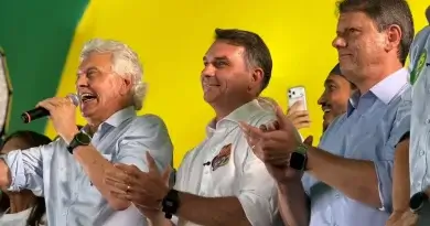 Caiado oficializa apoio a Flávio Bolsonaro no segundo turno em evento em Goiânia